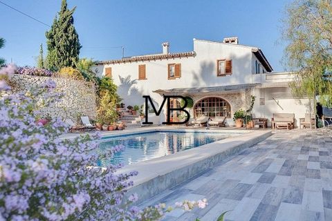 Magnificent a Teulada  old finca, carefully restored, sea view, plus a guest house, 5 mins walk from the town of Teulada and 5 mins by car from Moraira. The villa comprises on the ground floor : 1 large living room1 fireplace lounge 1 fitted kitchen ...