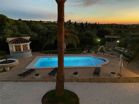 Unique for its incredible pool and garden area. Villa with a lot of potential, all on the ground floor. On a cul-de-sac. For sale in Alcanar Playa, South Costa Dorada. It has an area of 150 m2 that are distributed in 3 double bedrooms, one with its o...