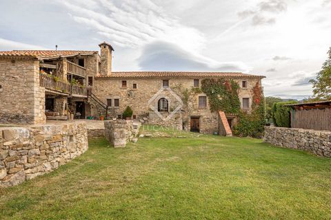 In the heart of Alta Garrotxa, between 700 and 1000 meters of altitude, we find this emblematic building, which has belonged to the same family for more than 100 years and which, at Lucas Fox, we have the pleasure of offering. La Finca has a total su...