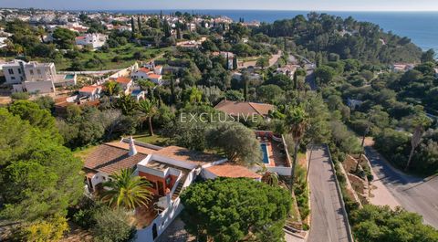 Rustic style 3 bedroom home with spectacular sea views, located on a quiet cul-de-sac on the prestigious development of Carvoeiro Club and just minutes walk away from the town center. Set in well established private garden with mature trees and plant...