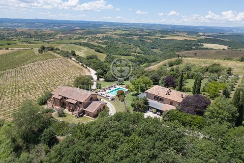 Casali con terreno di 4.4 ettari di cui oltre 3 ettari di vigneti, 100 piante di ulivi e terreni seminativi con bosco. Corte con ampio parcheggio e giardino con illuminazione esterna e fontanelle. Il giardino ha una bella zona verde con alberi di var...