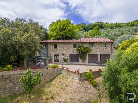 Nestled in a cul-de-sac, this magnificent villa promises absolute tranquillity and complete privacy, which is almost considered a luxury in our hectic times. It is no ordinary house, it is a stately villa, albeit in need of some renovation, but with ...