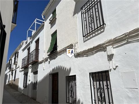 Dit herenhuis met 4 slaapkamers en een zonneterras is gelegen in het pittoreske Zuheros, gelegen in het Subbeticas National Park aan de kant van een van de bergen, waardoor u een spectaculair uitzicht heeft op het platteland van Cordoba en dat ook de...