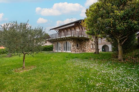 A Peschiera del Garda, in Località Boschetti, zona collinare con una stupenda vista sui vigneti del Lugana e Lago di Garda, proponiamo questa stupenda villa singola dalle importanti dimensioni. La proprietà si sviluppa su due livelli. Al piano terra ...