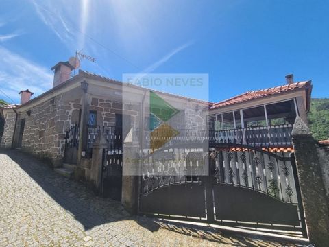 Villa de 3 chambres sur deux étages, avec la possibilité de faire 2-3 chambres supplémentaires. Balcon fermé avec fenêtres, avec barbecue et la vue est incroyable. Rez-de-chaussée: - Grand espace ouvert -Salon -Cuisine -Stockage -Jardin -Terrasse -Ga...