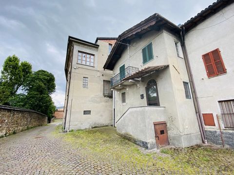 VOLPEDO (AL) Im Stadtzentrum bieten wir dieses exklusive Haus an, perfekt für diejenigen, die einen ruhigen, ruhigen und komfortablen Ort suchen. Das Haus befindet sich im Originalzustand, aber das Dach, die Struktur und der Bodenbelag sind in sehr g...