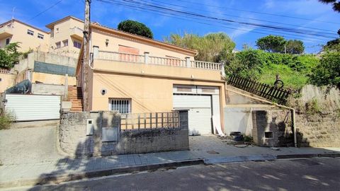 Are you looking to buy a detached 2 bedroom house for sale in Lloret de Mar? We have the perfect opportunity for you! This impressive detached house to renovate to your liking that has an area of 163 m² spread over 2 floors and distributed in a livin...