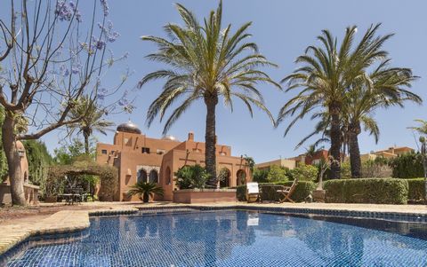 Cruzar la puerta de esta villa árabe en Vera (Almería) es como regresar al antiguo Al-Andalus. En su interior, encontrarás una villa con arquitectura árabe en tonos terracota, que presenta dos cúpulas prominentes. La distintiva veranda con arcos ofre...