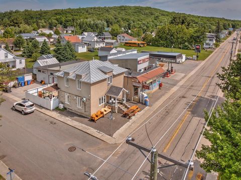 Cette bâtisse offre de nombreuses possibilités à usage commercial et/ou résidentiel. Elle peut être adaptée à divers besoins, que ce soit pour un entrepreneur souhaitant occuper les lieux ou pour un investisseur cherchant à louer l'espace. Située en ...