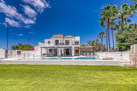 Excelente oportunidad para comprar una villa moderna en Puerto de la Cruz... norte de Tenerife... a pocos minutos andando del mar o la playa en una zona muy deseable. Esta propiedad ha sido completamente renovada a un alto nivel con gran atención al ...