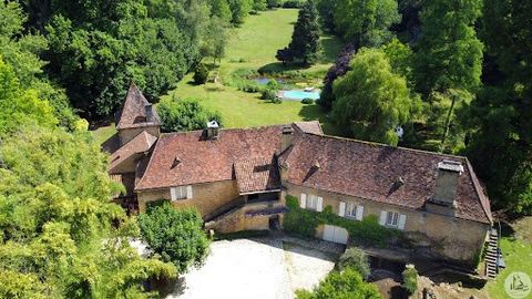 A few minutes from Sarlat, in an enchanting setting out of sight, superb renovated mill with stream, reaches, small waterfalls, small pond, swimming pool, 2.2 hectares of land. 5 bedrooms and a 2 bedroom guest house. .