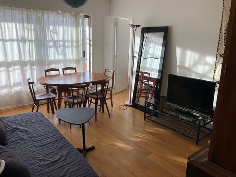 Quiet, bright apartment on the 4th floor with lift, comprising a living room and two bedrooms with parquet floors, with a double bed in each bedroom and a sofa bed in the living room. You will appreciate the brightness of the rooms, all equipped with...