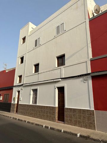 Oportunidade de comprar um apartamento muito central rodeado de todos os serviços 96 m2 Espaçoso e luminoso, necessita de algumas renovações, 2º andar sem elevador PREÇO IMBATÍVEL *O PVP não inclui as despesas da venda, como notário, registo, imposto...