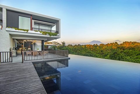 Ervaar ongeëvenaarde weelde met uitzichten die de essentie van Bali's dromen belichamen. Deze villa ligt aan de rand van een riviervallei en biedt prachtige panorama's van torenhoge Balinese vulkanen, omlijst door een weelderig bladerdak van bomen da...