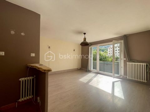 En Saboya en Saint Jean de Maurienne, cerca de estaciones de esquí, tiendas, transporte, escuelas. Les presento este apartamento para refrescar de 85 m2 ubicado en el 2º segundo piso en una residencia tranquila con ascensor, que incluye un hall de en...