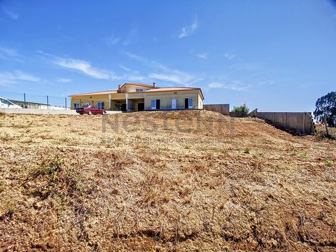 Inserted in a plot of 1590 m2, in the parish of Santa Bárbara in Lourinhã, we find this T-3 single-storey villa of traditional design with an area of 166.63 m2. The sun exposure is north, west and south. In the tranquility of the countryside, this 3 ...