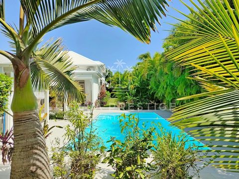 Nichée dans un magnifique jardin tropical sur un terrain plat d'environ 1000m2 sans aucun vis-à-vis, cette très belle villa de standing entièrement rénovée est un véritable havre de paix. Située dans une résidence de standing très prisée, à deux pas ...