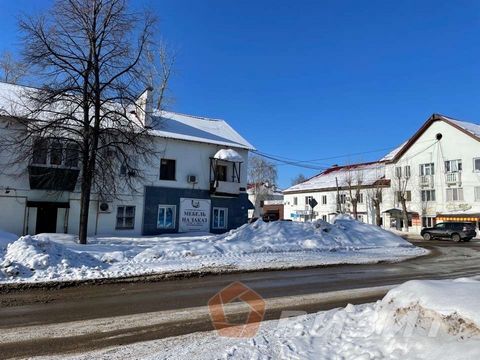 Продам торгово-офисное помещение: Самарская область, г. Кинель, улица Южная, дом 36. Ближайшее пересечение с ул. Маяковского. Общая площадь: 58 кв. м. Этаж/этажность: 1/2. Отдельный вход. Планировка: три зала и санузел. Окна выходят на ул. Южная. Выс...