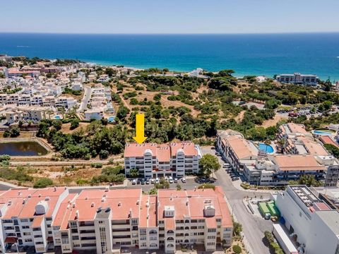 Cet appartement T1+1, situé dans une zone centrale d'Albufeira, offre un mélange parfait de confort et de commodité. Situé au 3ème étage d'un immeuble avec ascenseur, le bien offre une vue imprenable sur la mer depuis son balcon spacieux, où le bleu ...