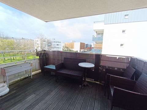 To visit with La Bonne Agency! NANTES DURANTIERE - CROIX BONNEAU. On the 3rd floor with elevator of a modern building (2010), this beautiful T3 of about 62 m2 is offered free of any occupation. Ideally located a stone's throw from the Durantière play...