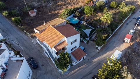 This villa is located in a quiet area of the Algarve just 6km from the Algarve shopping mall, 9 km from the beach of Galé. The building consists of two identical T3 101 m2 each: - Living room and kitchen in open space - 3 bedrooms - 2 bathrooms Curre...