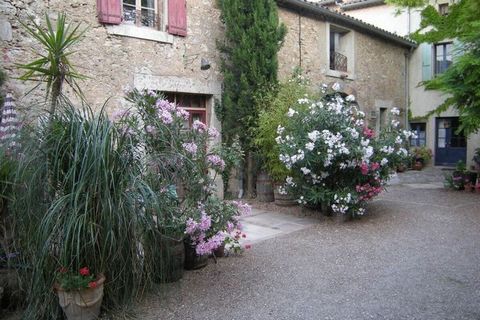 Un appartement de vacances confortable meublé dans un style français ancien avec terrasse, cour et piscine dans le village au bord de la rivière au milieu des vignes !