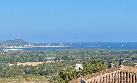 Wunderschön gelegene Dachgeschoss-Wohnung mit zwei großen Terrassen und fantastischem Blick auf das Mittelmeer UND das Massif des Maures. Das Format ist wie folgt: geschlossener Eingang, Treppenhaus, Eingangsappartement, Flur, Toilette, offene modern...