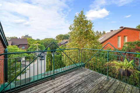 Wunderschönes zweistöckiges Haus in Verdun, außergewöhnliche Lage in der Nähe aller Dienstleistungen und Annehmlichkeiten. Sehr ruhige Gegend, in der Nähe des REM. Eingezäunter Garten mit Tür direkt zum Lacoursière Park, mit seinen Spaziergängen, See...