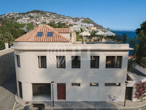 3-bedroom +1 villa with 195 sqm of gross private area, sea view, and rooftop pool, located in Lazareto, Funchal. We present an incredible building, composed of two adjacent buildings, located in Lazareto. With stunning sea views and a rooftop pool, t...