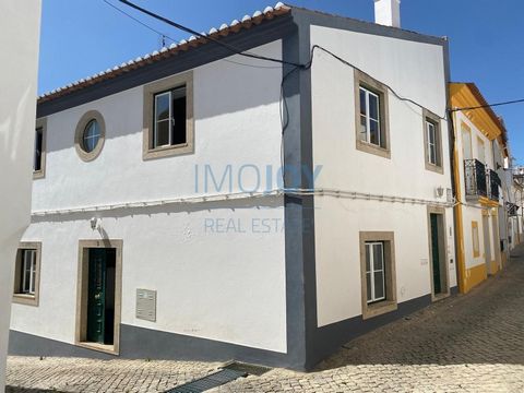 We present an unmissable opportunity to acquire a villa in excellent condition in Alegrete. This charming villa offers a perfect combination of modern comfort and historic charm, with prime views of the castle. Housing Features: 3 Large Bedrooms: Inc...