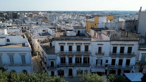 PUGLIA - MARTINA FRANCA - HISTORICAL CENTER We offer for sale in the heart of Martina Franca a prestigious historic building of approximately 600 m2 consisting of n. 2 apartments on the first floor and n. 2 apartments on the second floor as well as a...