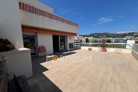 Apartment for sale in Nice, A spacious 2-room apartment of 53m², in excellent condition, high floor with elevator, large terrace, very quiet, close to all amenities, cellar and closed garage,