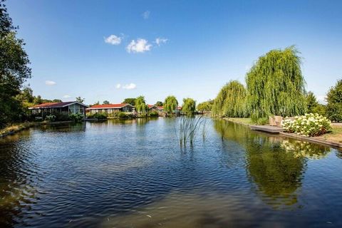 Deze luxe, vrijstaande villa staat op het groene vakantiepark Résidence Lichtenvoorde, in de gezellige Achterhoek op ca. 4,5 km. van het historische dorp Lichtenvoorde, 25 km. ten oosten van de stad Doetinchem. De villa beslaat twee etages en is eige...