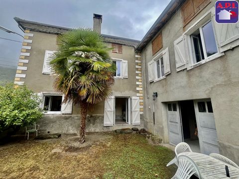 FAMILY OR RENTAL Beautiful real estate complex with a floor area of over 300m²! This complex is made up of three separate parts with separate entrances, ideal for a large family or a seasonal rental project. Many renovation works have been carried ou...