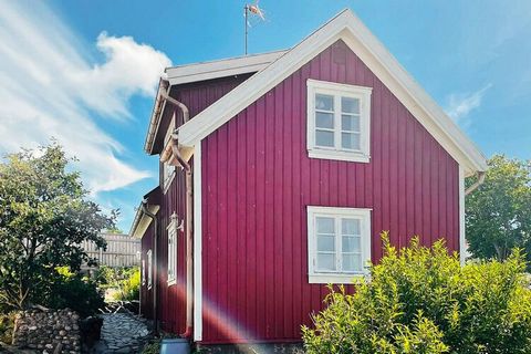 Questo affascinante cottage del 1860 si trova vicino al porto di pescatori di Rönnäng, a sud di Tjörn. Originariamente è un vecchio casolare di pescatori che negli anni è stato accuratamente ristrutturato e di cui si è riusciti a conservare il fascin...