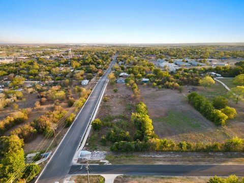 Benvenuti al 601 N Burleson a Kyle, in Texas, uno splendido lotto di 2 acri che attira sia lo sviluppatore esperto che il costruttore di case. Situato in una posizione privilegiata, questo appezzamento di terreno attentamente pianificato rappresenta ...