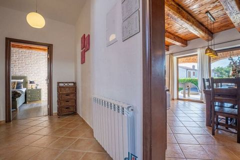 Villa Paradis 6 ist ein komfortables Familienhaus mit 4 Schlafzimmern und einem privaten Pool. Es befindet sich in Istrien, Ferienort Paradis in der Nähe von Vodnjan. Dort können Sie auf einem gemeinsamen Tennisplatz Tennis spielen. Der Strand Peroj ...