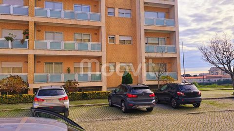 Fantastique appartement de 2 chambres à Águas Santas - Maia. Situé dans un immeuble de style intemporel et dans un état impeccable, dans un endroit calme mais avec tous les services à proximité, cet appartement est comme neuf, et avec une qualité de ...