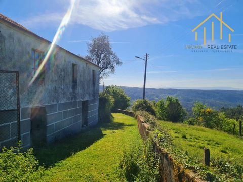 Stenen huis met 4.000 m2 grond Een huis uit de jaren 1930, gelegen in de parochie van São Martinho, omgeven door het prachtige landschap van de Serra da Arada, de magische bergen van São Macário. Het huis is gebouwd in steen (graniet), maar er zijn v...