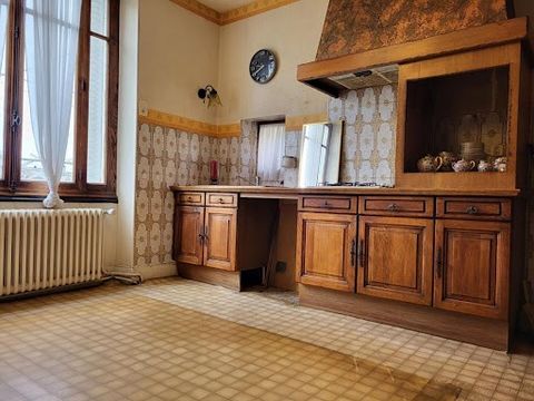 52100 Saint Dizier- Dans quartier agréable -Beaucoup de cachet pour cette villa 1900 sur terrain clos et arboré - Entrée sur couloir distribuant: Grand et lumineux salon sam avec cheminée- cuisine meublée - chambre avec parquet -Toilettes- 4 Chambres...