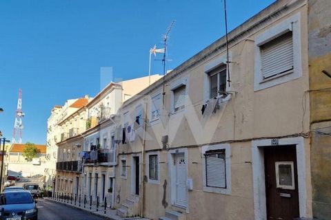 Cet ancien bâtiment urbain (enregistré en 1937) est situé dans la paroisse de São Vicente et a 188 m2 de superficie construite. Propriété composée de 5 fractions indépendantes, réparties comme suit : - deux retours - trois loués La propriété est en p...