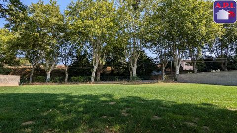 FLAT BUILDING LAND Magnificent building plot. Rare in Nailloux, it is relatively flat, and offers a surface area of approximately 1000m² buildable. Already partly fenced, come and project the plans of your future villa on this beautiful plot located ...