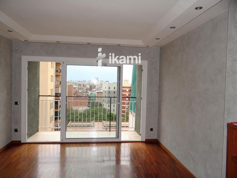 Flat for sale in L'Hospitalet de Llobregat, with 87 m2, 3 rooms and 1 bathrooms, Lift and Air conditioning. Features: - Lift - Air Conditioning