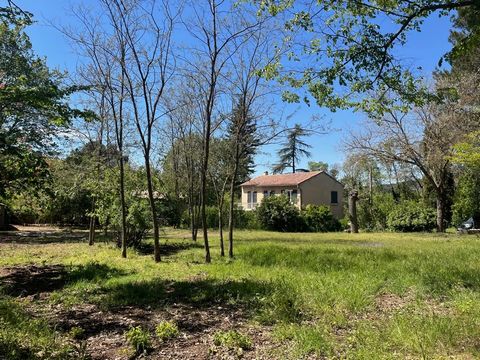 Environnement campagne, village et bus pays d'Aix à pieds, villa individuelle de 105m² habitables fraichement rénovée aux dernières normes, spacieuse et lumineuse pièce de vie avec poêle à bois, cuisine équipée, 3 chambres, jolie salle d'eau, grande ...