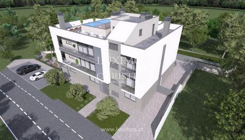 Dans un quartier résidentiel des environs de la ville de Faro , appelée Patacão, nous trouvons un nouveau projet de construction d'un condominium privé. Il s' agit d' un bâtiment de cinq étages avec un total de neuf appartements . La construction est...