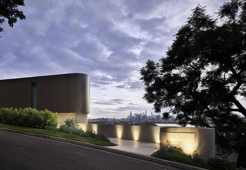 Fermer 18 septembre, 16h, heure de Brisbane Présentation de LARC, une luxueuse maison de 5 chambres conçue en collaboration avec le célèbre architecte Joe Adsett et conçue par Graya. Perché sur la prestigieuse colline de Hamilton, il offre une vue im...