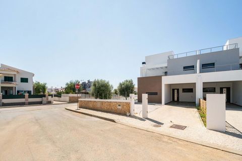 3 bedroom villa in an advanced stage of construction, with private pool and large terrace with sea views, located in a quiet urbanization 2km from Armação de Pera beach. Spread over 2 floors and a terrace on the roof, the ground floor consists of an ...