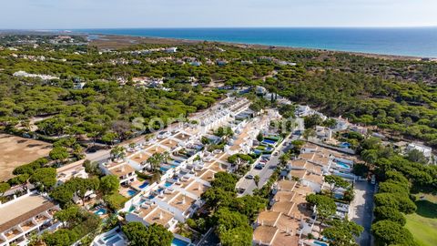 Fantastische Doppelhaushälfte mit zwei Schlafzimmern in der Gegend von Vale do Garrão. Diese fantastische Villa liegt nur wenige Meter vom Strand entfernt. Das Erdgeschoss verfügt über eine ausgestattete Küche, ein Badezimmer für Gäste und ein angene...