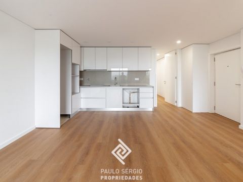 3 bedroom flat located in the city of Espinho, just 2 minutes from the beach and train station. This spectacular building stands out for its minimalist architecture, excellent areas and beautiful finishes. It has an equipped kitchen, two bathrooms, a...