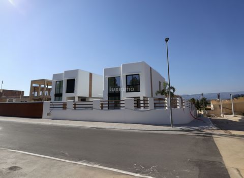 Upptäck ditt drömhus i den pittoreska miljön i El Albir, inbäddad i miljön i El Albir, inbäddad i den charmiga kuststaden Alfáz Del Pí/l'Alfàs del Pi. Denna fantastiska villa befinner sig för närvarande i projektfasen, vilket ger potentiella köpare e...